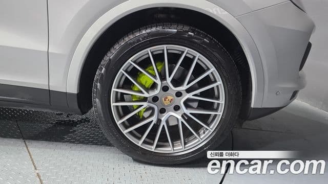 Porsche Cayenne 2023 — ფოტო 35/39