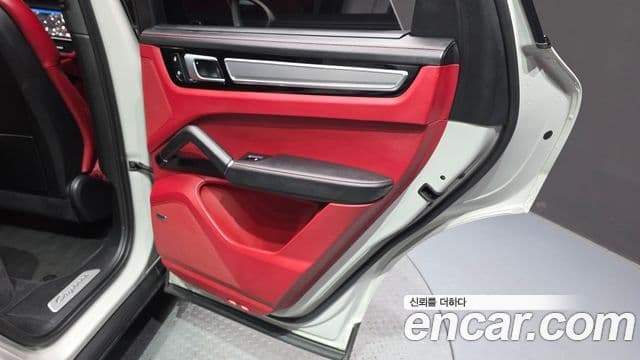 Porsche Cayenne 2023 — ფოტო 30/39