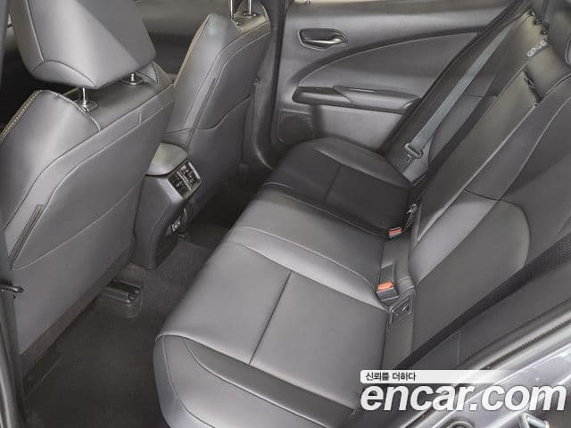 Lexus UX300h 2025 — Photo 4/19