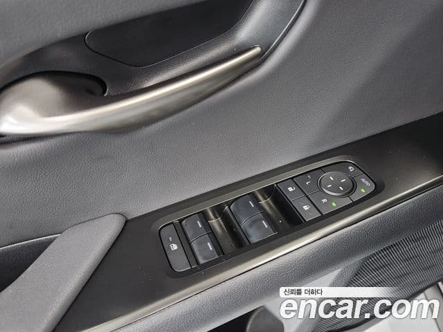 Lexus UX300h 2025 — Photo 7/19