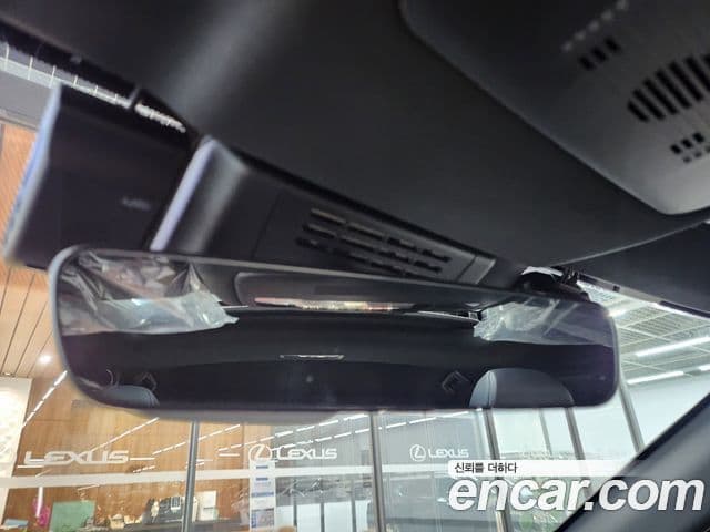 Lexus UX300h 2025 — Photo 3/19