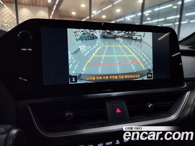 Lexus UX300h 2025 — Photo 14/19
