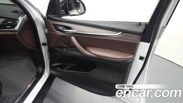 BMW X5 2018 — Photo 28/32