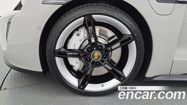 Porsche Taycan 2022 — ფოტო 19/37