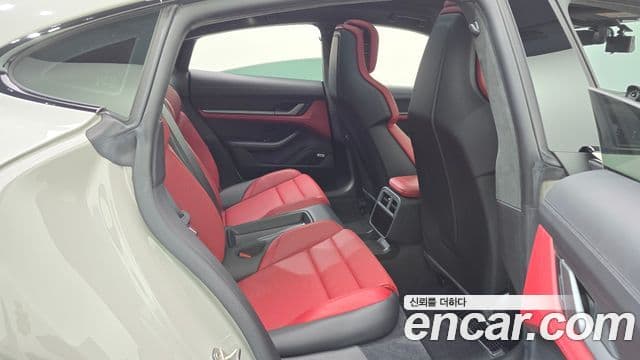Porsche Taycan 2022 — ფოტო 18/37