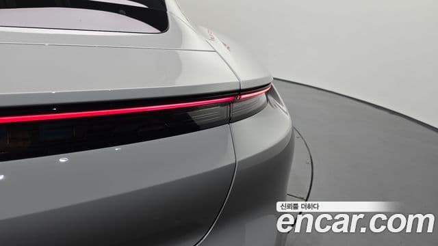 Porsche Taycan 2022 — ფოტო 12/37