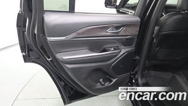 Jeep Grand Cherokee 2023 — ფოტო 17/33