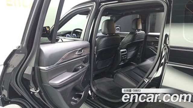 Jeep Grand Cherokee 2023 — ფოტო 25/33