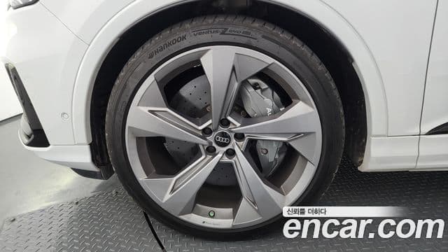 Audi SQ7 2023 — Photo 8/20
