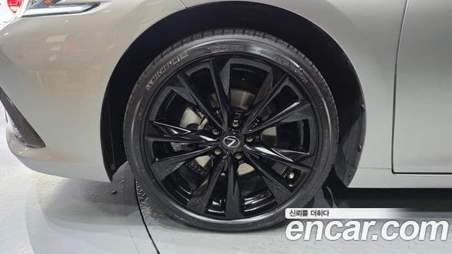Lexus ES300h 2024 — ფოტო 20/34