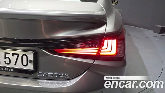 Lexus ES300h 2024 — ფოტო 28/34