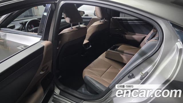 Lexus ES300h 2024 — ფოტო 15/34