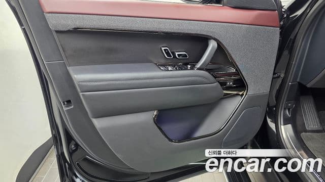 Land Rover Range Rover Sport 2023 — Photo 36/38