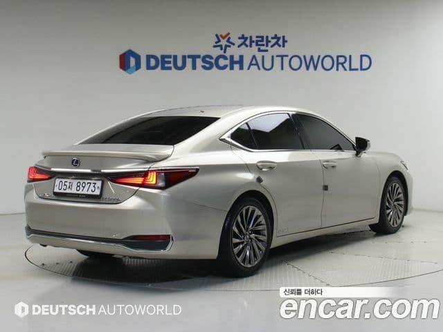 Lexus ES300h 2018 — Photo 18/20