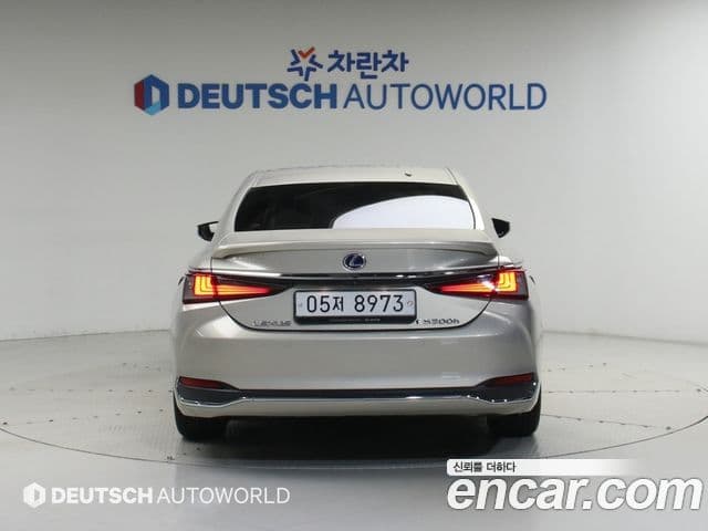 Lexus ES300h 2018 — Photo 10/20