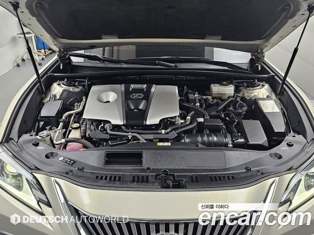 Lexus ES300h 2018 — Photo 16/20