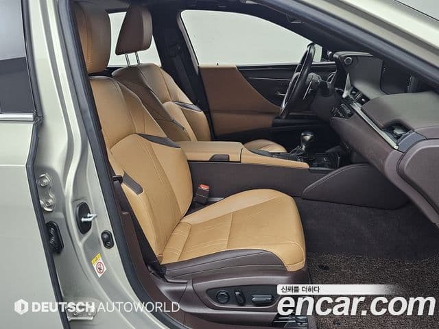 Lexus ES300h 2018 — Photo 9/20