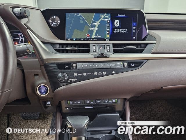 Lexus ES300h 2018 — Photo 8/20