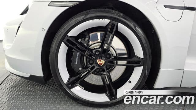 Porsche Taycan 2021 — ფოტო 15/20