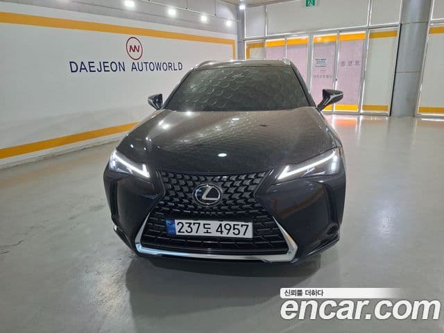Lexus UX300h 2024 — Фото 1/20
