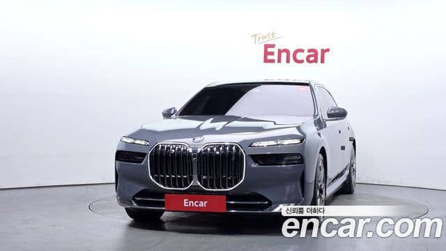 BMW i7 2023 — ფოტო 23/34