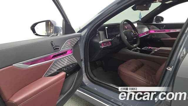 BMW i7 2023 — ფოტო 19/34
