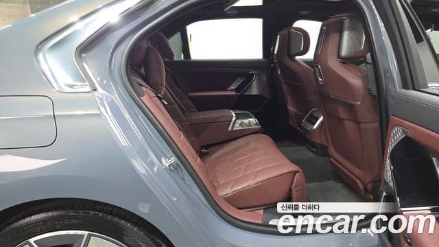BMW i7 2023 — ფოტო 17/34