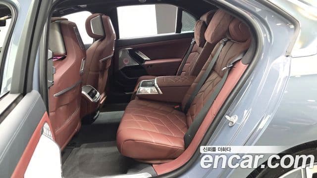 BMW i7 2023 — ფოტო 13/34