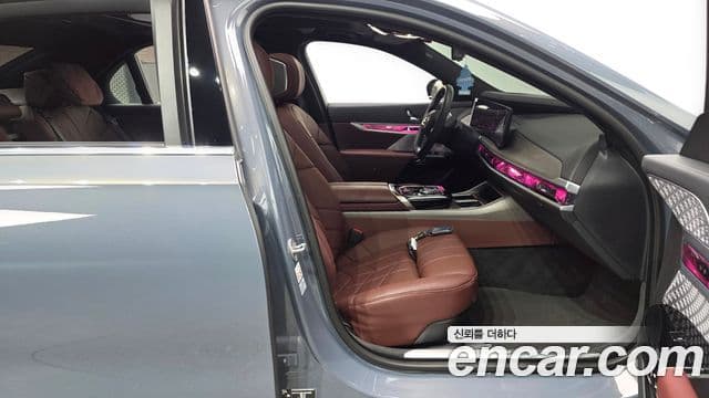 BMW i7 2023 — ფოტო 8/34