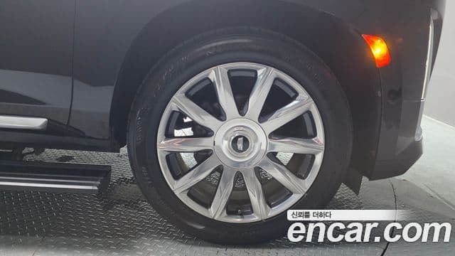 Cadillac Escalade 2021 — ფოტო 7/39