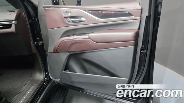Cadillac Escalade 2021 — ფოტო 36/39