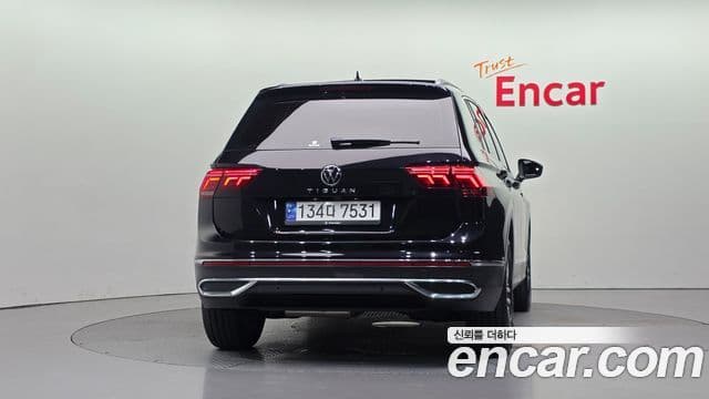 Volkswagen Tiguan 2023 — Photo 9/34