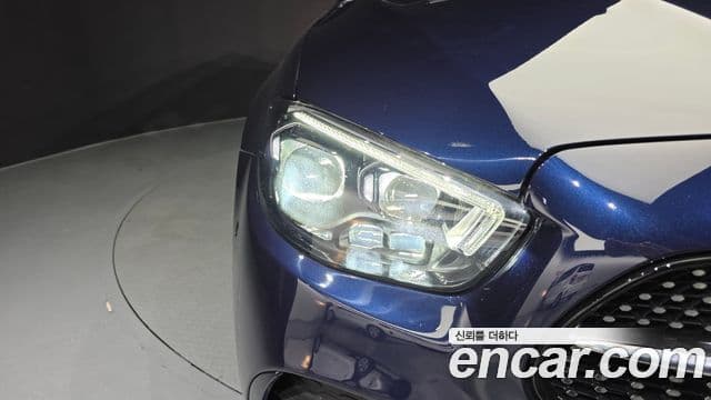 Mercedes-Benz E-Class 2021 — Photo 1/37