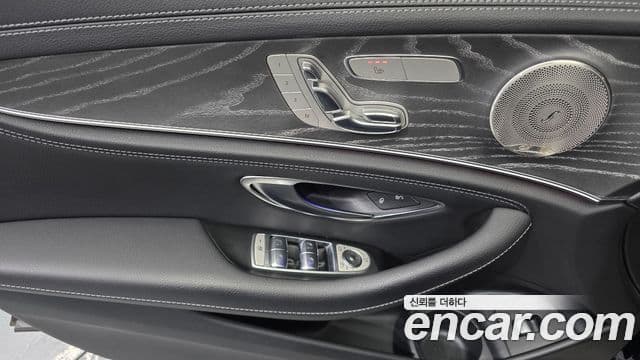 Mercedes-Benz E-Class 2021 — Photo 34/37