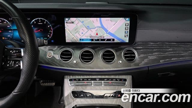 Mercedes-Benz E-Class 2021 — Photo 13/37