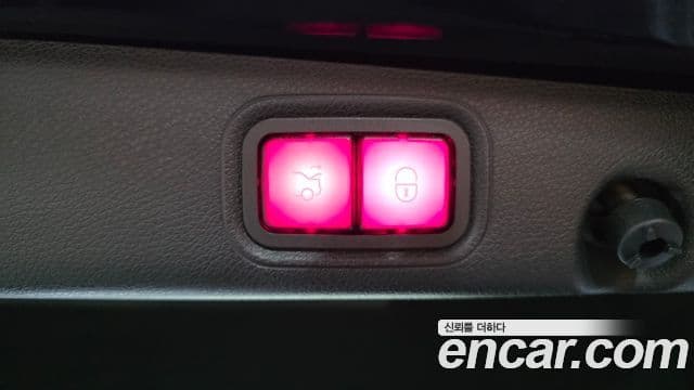 Mercedes-Benz E-Class 2021 — Photo 10/37