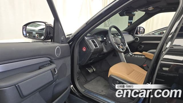 Land Rover Discovery 5 2025 — Photo 8/33