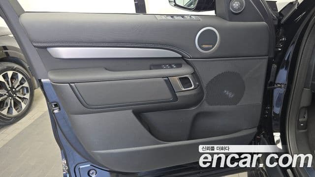 Land Rover Discovery 5 2025 — Photo 22/33