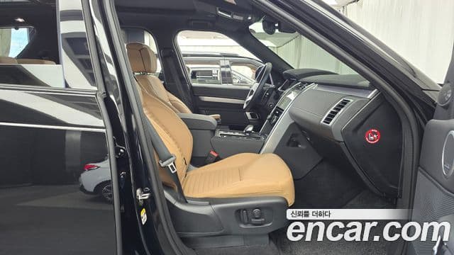 Land Rover Discovery 5 2025 — Photo 25/33