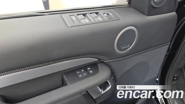 Land Rover Discovery 5 2025 — Photo 19/33