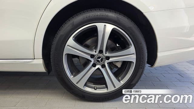 Mercedes-Benz E-Class 2019 — ფოტო 22/35