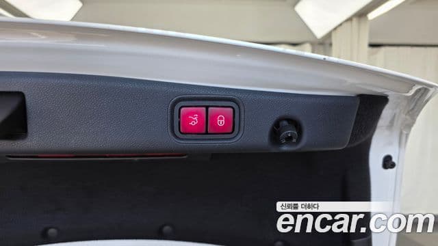 Mercedes-Benz E-Class 2019 — ფოტო 33/35