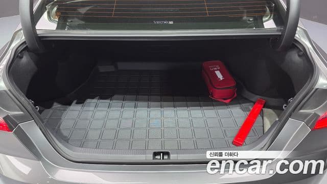 Toyota Camry 2025 — Photo 30/36