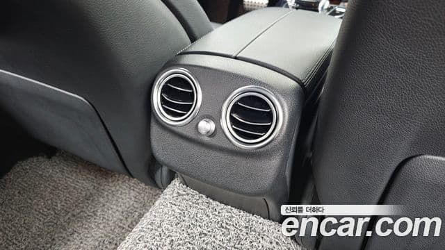 Mercedes-Benz C-Class 2018 — Şəkil 26/30