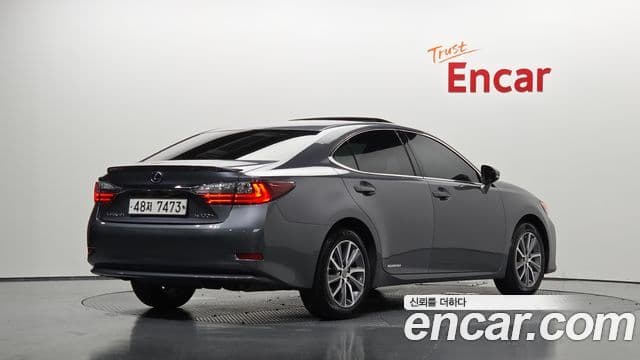 Lexus ES300h 2018 — Фото 2/20