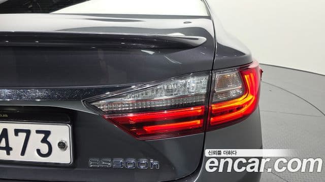 Lexus ES300h 2018 — Photo 28/34