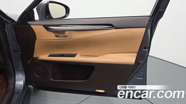 Lexus ES300h 2018 — Photo 26/34
