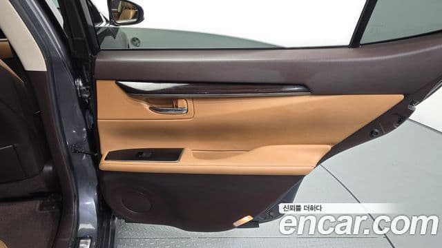 Lexus ES300h 2018 — Photo 30/34