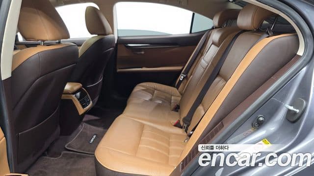 Lexus ES300h 2018 — Photo 9/34