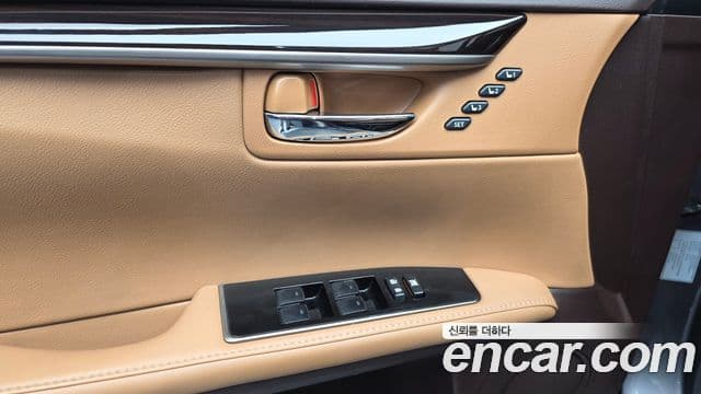 Lexus ES300h 2018 — Photo 19/34